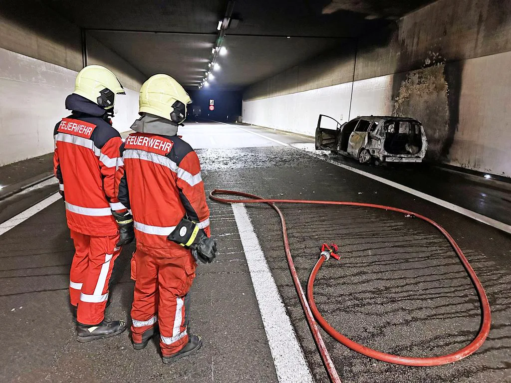 Zwei Feuerwehrmänner.